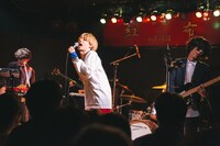 ギリシャラブ「『悪夢へようこそ！』発売記念ツアー 東京編」の様子。（撮影：コムラマイ）