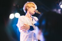 天川悠雅（Vo）（撮影：コムラマイ）