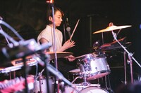 中津陽菜（Dr）（撮影：コムラマイ）