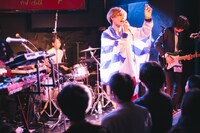 ギリシャラブ「『悪夢へようこそ！』発売記念ツアー 東京編」の様子。（撮影：コムラマイ）