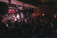 ギリシャラブ「『悪夢へようこそ！』発売記念ツアー 東京編」の様子。（撮影：コムラマイ）