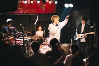 ギリシャラブ「『悪夢へようこそ！』発売記念ツアー 東京編」の様子。（撮影：コムラマイ）ギリシャラブ「『悪夢へようこそ！』発売記念ツアー 東京編」の様子。（撮影：コムラマイ）