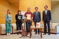 安倍晋三首相（右から2番目）を表敬訪問した打首獄門同好会（左からjunko、河本あす香、大澤敦史）。