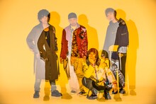 SUPER BEAVER。左から2番目が藤原“31才”広明（Dr）。