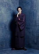 橘ケンチ扮する中禅寺秋彦ビジュアル。 (c)舞台「魍魎の匣」