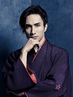 橘ケンチ扮する中禅寺秋彦ビジュアル。 (c)舞台「魍魎の匣」