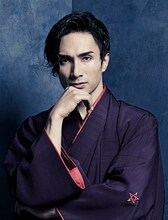 橘ケンチ扮する中禅寺秋彦ビジュアル。 (c)舞台「魍魎の匣」