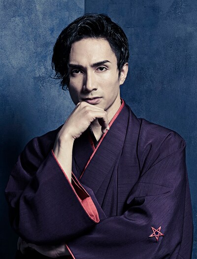 橘ケンチ扮する中禅寺秋彦ビジュアル。 (c)舞台「魍魎の匣」