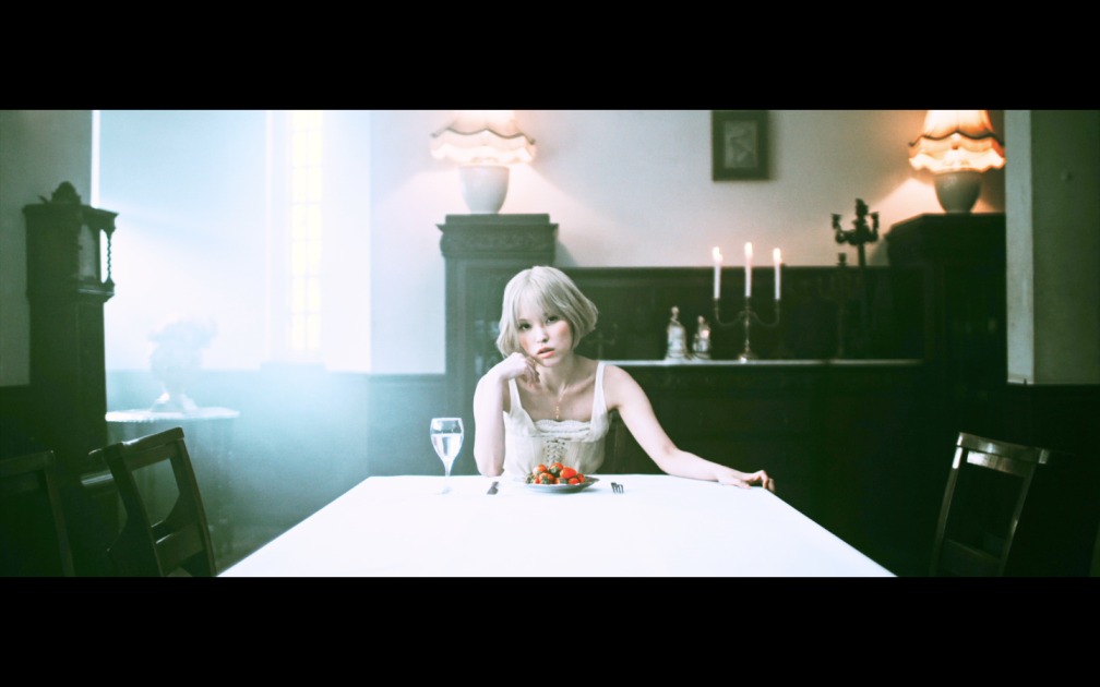 ロイ-RoE-「VIOLATION*」ミュージックビデオのワンシーン。
