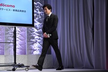 入場する新田真剣佑。