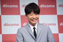 笑う星野源。