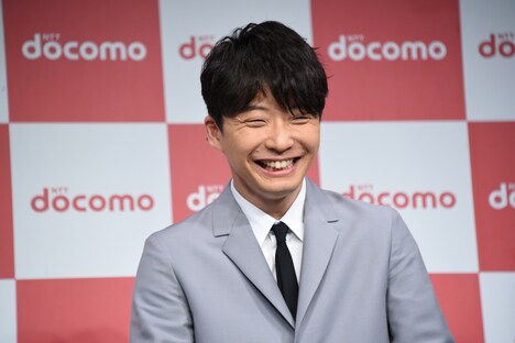 笑う星野源。