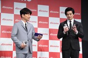 「すごーい、大きい」と画面の大きさを体感する星野源、新田真剣佑。