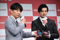 「スパイダーマン：ファー・フロム・ホーム」の予告だと気付いた星野源（左）。