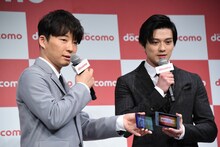 「スパイダーマン：ファー・フロム・ホーム」の予告だと気付いた星野源（左）。