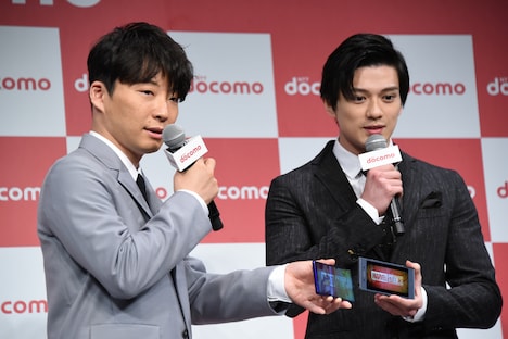 「スパイダーマン：ファー・フロム・ホーム」の予告だと気付いた星野源（左）。