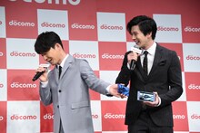 絶対に画面を観ない星野源（左）。