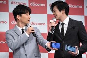 頑なに画面を見ない星野源と新田真剣佑。