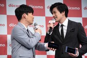ネタバレを回避する星野源と新田真剣佑。
