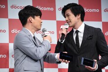 ネタバレを回避する星野源と新田真剣佑。