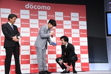 動揺してスマートフォンを落とす新田真剣佑（右）。