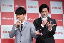 MCから画面の美しさについてを問われても絶対に画面を見ない星野源（左）としっかりと画面を見る新田真剣佑（右）。