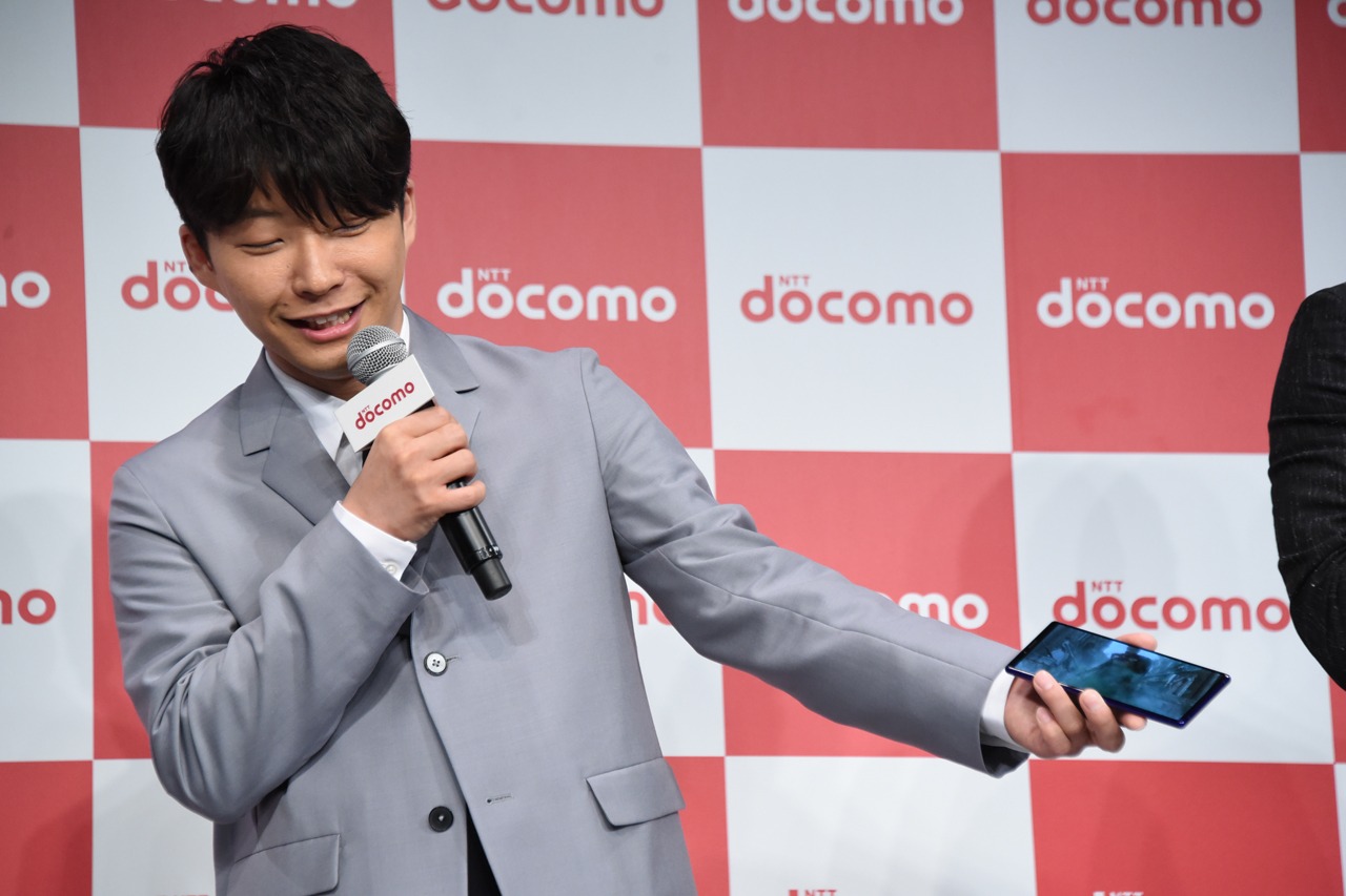 「こうやって観てもきれい！」と薄目でディスプレイを観る星野源。