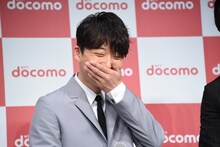 爆笑する星野源。