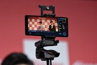 「Xperia 1 SO-03L」でメッセージ動画を撮影する様子。