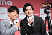 左から星野源、新田真剣佑。