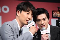 どんどんスマホににじり寄っていく星野源と新田真剣佑。