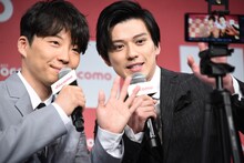 「Xperia 1 SO-03L」で浜辺美波と長谷川博己へのメッセージ動画を撮影する星野源、新田真剣佑。