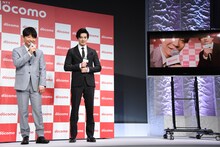 「Xperia 1 SO-03L」で撮影した動画を確認する星野源と新田真剣佑。