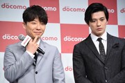 「Xperia 1 SO-03L」で撮影した動画を確認する星野源と新田真剣佑。