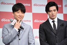 「Xperia 1 SO-03L」で撮影した動画を確認する星野源と新田真剣佑。