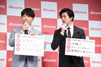 あいうえお作文を披露する星野源と新田真剣佑。