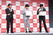左からNTTドコモ吉澤和弘代表取締役社長、星野源、新田真剣佑。