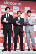 左から新田真剣佑、NTTドコモ吉澤和弘代表取締役社長、星野源。
