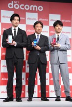 左から新田真剣佑、NTTドコモ吉澤和弘代表取締役社長、星野源。