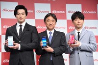 左から新田真剣佑、NTTドコモ吉澤和弘代表取締役社長、星野源。