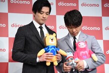 左からドニマルを抱えた新田真剣佑、コスモフとモンジュウロウを抱えた星野源。