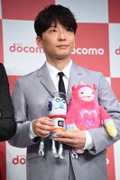 コスモフとモンジュウロウを抱えた星野源。