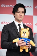 ドニマルを抱えた新田真剣佑。