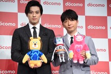 左から新田真剣佑、星野源。