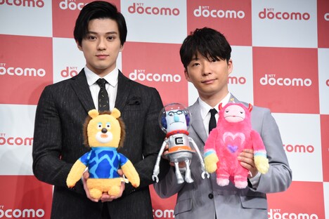 左から新田真剣佑、星野源。