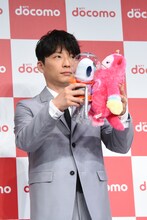 コスモフとモンジュウロウを使って拍手をする星野源。