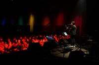 「デビュー30周年記念・コラボレーションライブ『Spectra Harmony』」の様子。（撮影：佐藤早苗）