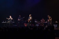 「デビュー30周年記念・コラボレーションライブ『Spectra Harmony』」の様子。（撮影：佐藤早苗）