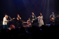 「デビュー30周年記念・コラボレーションライブ『Spectra Harmony』」の様子。（撮影：佐藤早苗）