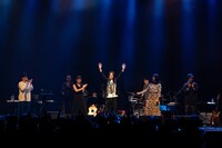 「デビュー30周年記念・コラボレーションライブ『Spectra Harmony』」の様子。（撮影：佐藤早苗）